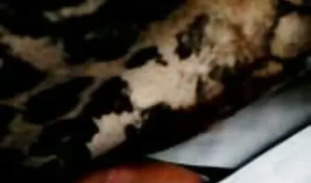 La salope porno hob arab enlève ses chaussures et mange des talons hauts.