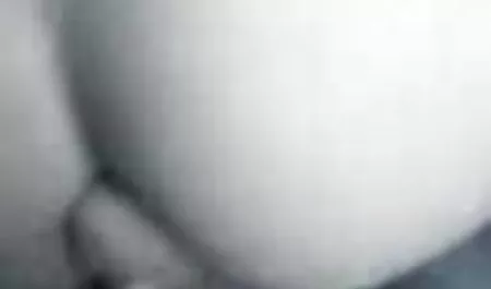 Deux xxx prono arab beaux hommes font un étudiant maigre dans le lit.