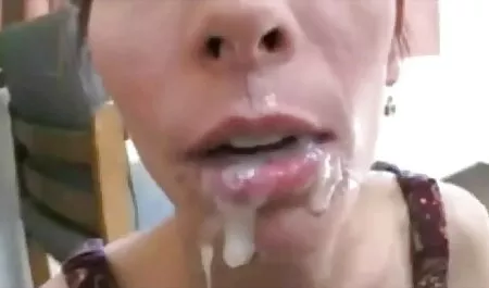 La fille se présente comme une maîtresse porno motarjam en arabe et punit l'homme.