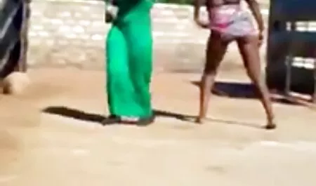 La fille s'est cachée derrière une valise et film pornou arab a baisé son pantalon pour pisser.