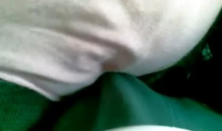 La salope voisine donne et se masturbe entre ses seins. video porno arab