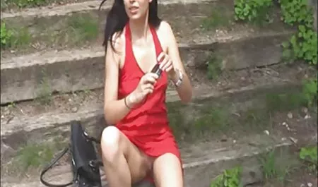 Un voisin mange dans la pièce voyeur arab porn et le donne à un voisin.