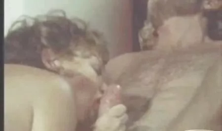 Mettre le sex aflam masria poulet Kam dans l'anus devant le miroir.