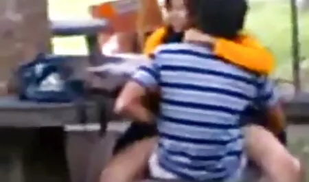 L'homme qui film porno gratuit marocain a été placé dans l'anus à côté de la piscine.