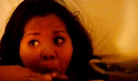 Une porno hub arabe femme aux cheveux bouclés pourris gémit tout l'appartement.