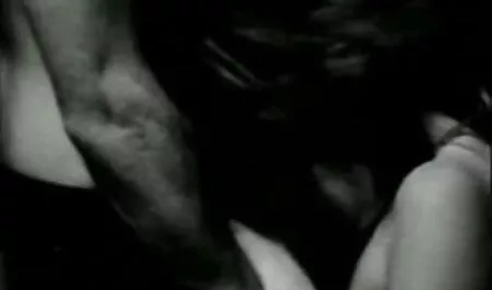 Serveuse séduisante avec cul nu et porno fille arabe vierge cul rasé