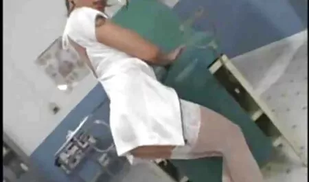 Samantha enlève sa culotte noire dans un moyen de sortir de sa chatte porno arab xxxx serrée.