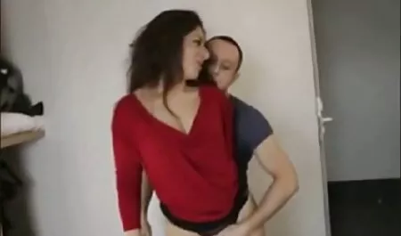 Professeur ongles rouges sur son bureau. film sex porno arabe