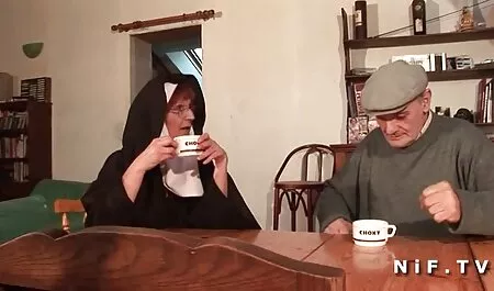 Le médecin examine le chat film porno marocains à travers un miroir