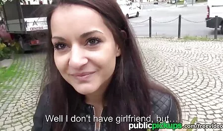 Une fille est assise porno arabe voile à la table en chaussettes.