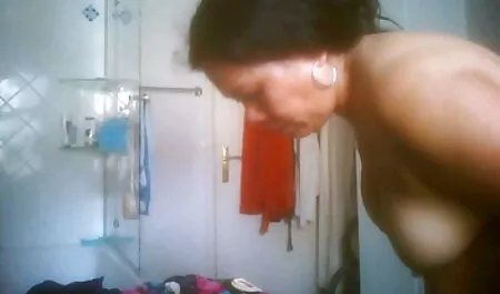 Les xxx pourno arab Russes sont dans la salle de bain.