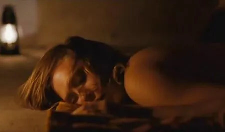 Trois Lesbiennes s'étreignent. les films porno arabe