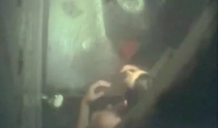 La fille porno public arab a aidé à uriner puis est partie.