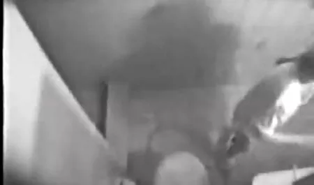 Chille joue hot porno arab avec sa belle chienne sur le lit.