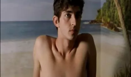 Regarder des porno en langue arabe vidéos avec brunette au lit.