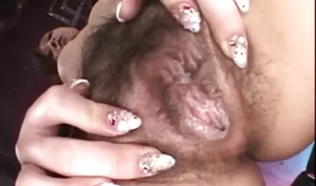 Une blonde s'est assise dans la salle de bain porno six hijab pour se déshabiller.