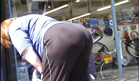Une femme aux beaux seins tire d'abord son mari devant la caméra. film irotik arab