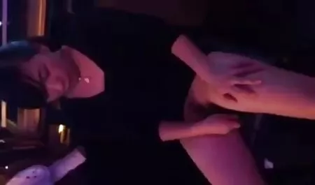 Quatre jeunes porn film arabe filles baisent ensemble.