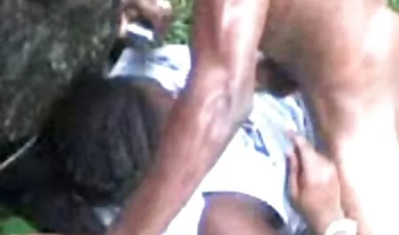 Le piercing de clitoris aide à masturber filme porno arabo une fille dans la nature.