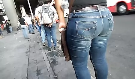 Mettez vos vêtements film porno fille arabe de fantaisie pour la caméra.