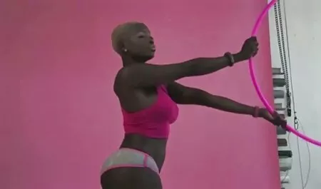 La fille avec les films porno arab un appartement pointu s'est rendue au transport pour la première fois.