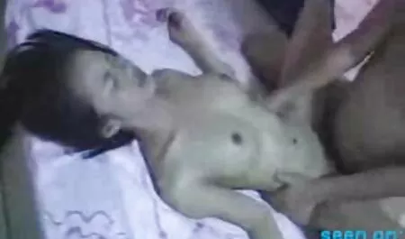 Les jeunes chatons se font baiser de différentes manières dans la voiture. film porno marocaine