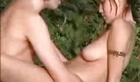 Il donne à la mariée un mamelon les videos porno arab et lui met une pièce de monnaie dans la bouche.