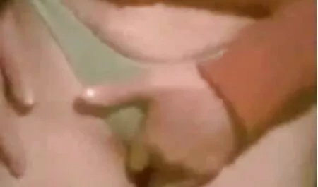 Elle a poussé la jeune Lisa dans le porno arabe en direct trou et le sperme reste sur son visage.