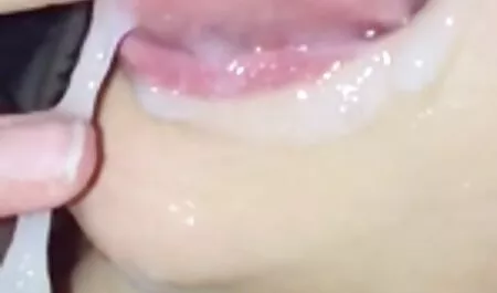Le garçon suce et les tatouages de film porno hijab arab l'homme.