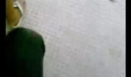 La porno arabe net maîtresse lui mettre face à face comme un esclave.