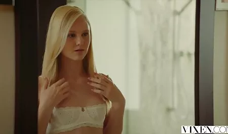 Jolie Julia traite xnx porno arab une bite.