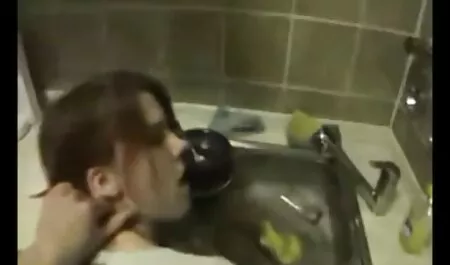 Le cul nu en colère conduit et masse ses aflam ibahiya arab vêtements.