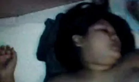 Les enfants s'amusent avec des balles chat porno arab et des poupées.