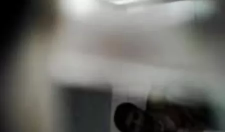 Lesbiennes secouant au milieu de la chambre dans la salle de porno hub arabe bain