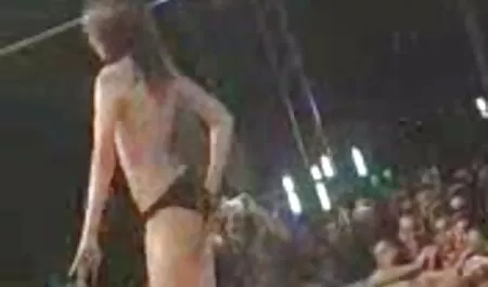 Attention à la secrétaire secrète porno movie arabe en chaussettes blanches.