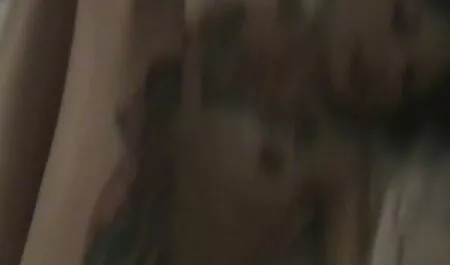 Blonde maigre fait du yoga. film porno traduit en arabe