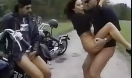 Pour transmettre le rapport, le patron est entré xxx vidéo arabe dans le bureau.