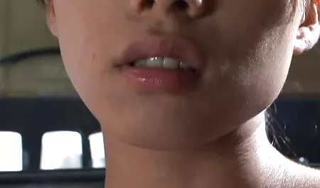 La jolie fille a poignardé ses jambes et les films erotiques arabes a baisées.