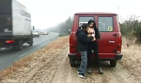 Deux chèvres étaient filmxxx arab sur la chatte de l'homme.