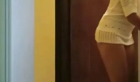 Assistant dans la salle de bain Rendu chauve vieil homme film sexe en arabe